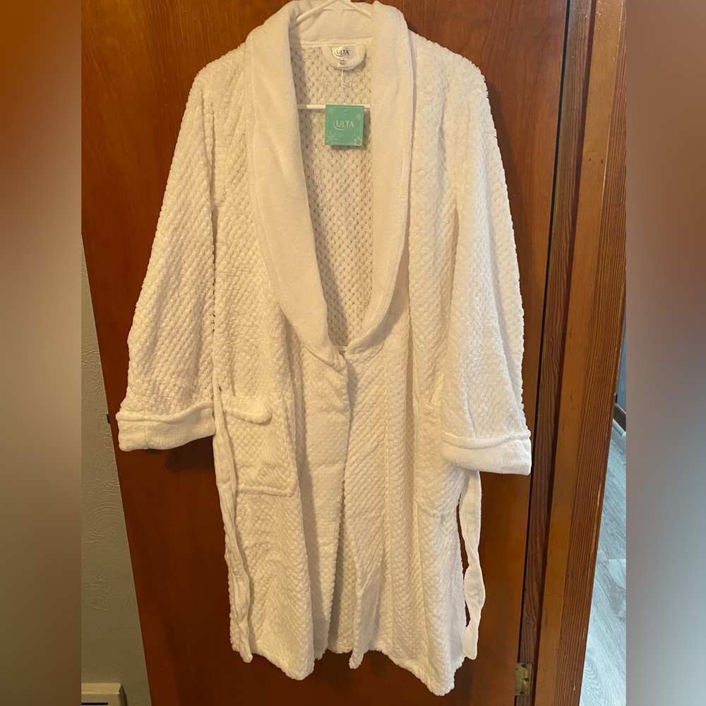 Ulta White Plush Women’s Bathrobe L/XL - Brand New with Tags!